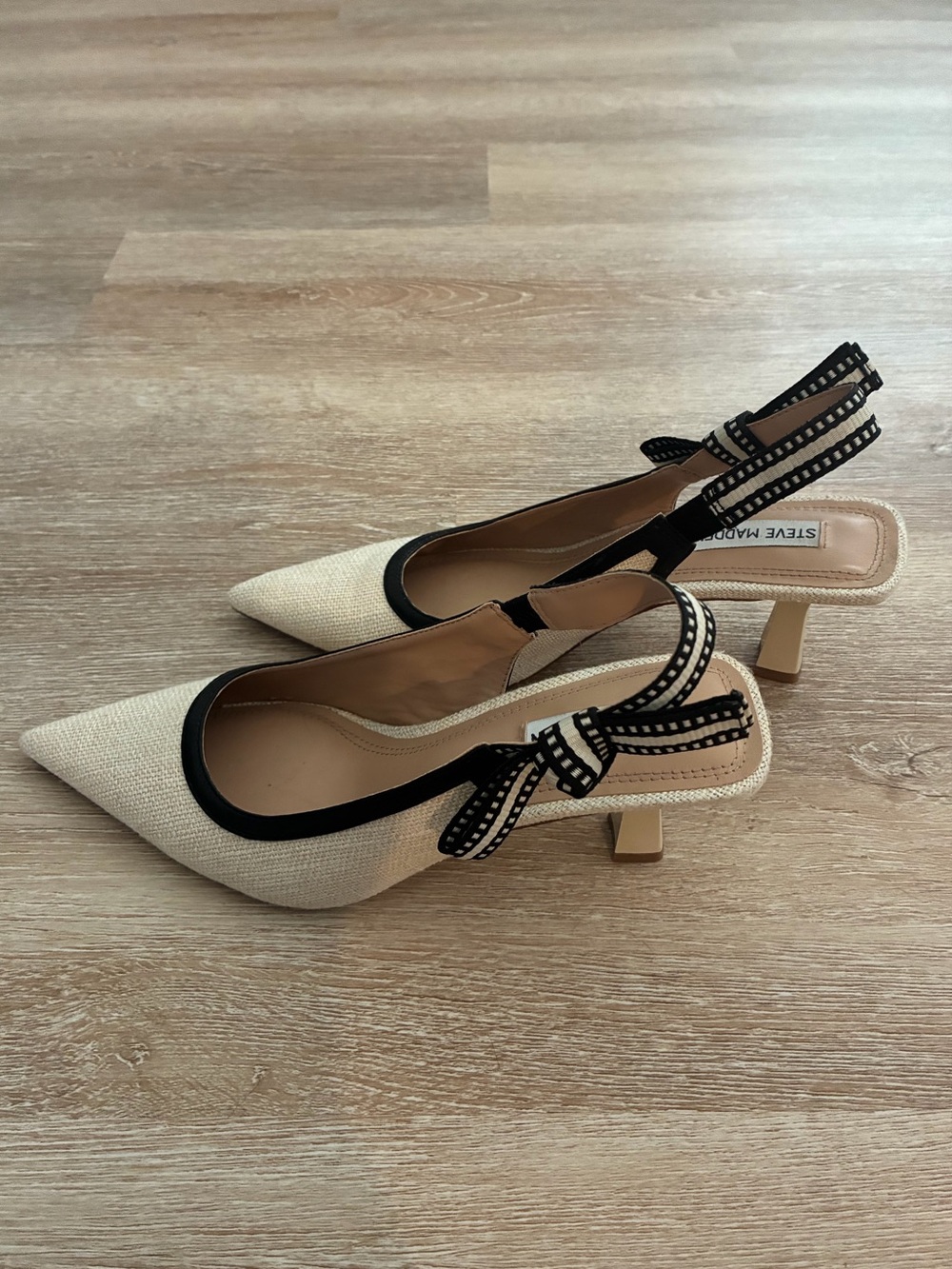 Steve Madden Bri Cream Pointed Slingback Kitten Heels with Black Trim and Bow - Picture 4 of 5